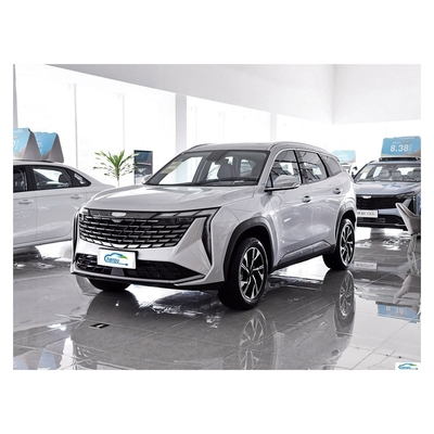 Entdecken Sie das Gas-Elektro-Hybrid-Boyue L-Kompaktauto von Geely mit dunkler Innenfarbe