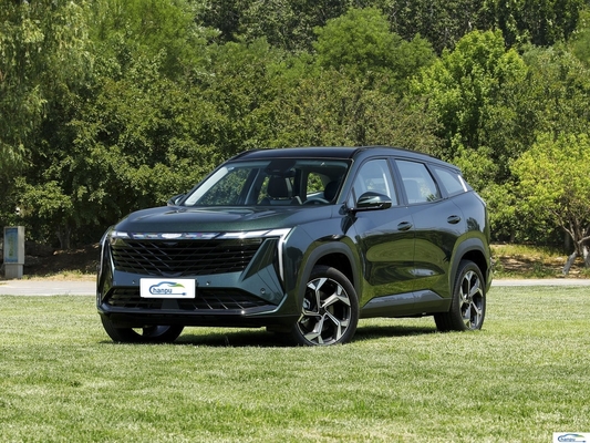 Entdecken Sie das Gas-Elektro-Hybrid-Boyue L-Kompaktauto von Geely mit dunkler Innenfarbe