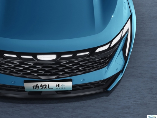 Entdecken Sie das Gas-Elektro-Hybrid-Boyue L-Kompaktauto von Geely mit dunkler Innenfarbe