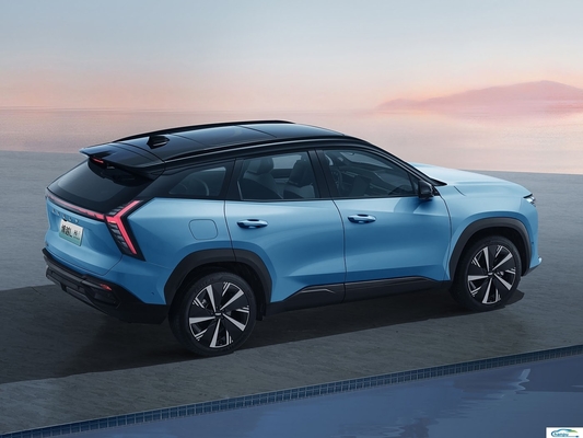 Entdecken Sie das Gas-Elektro-Hybrid-Boyue L-Kompaktauto von Geely mit dunkler Innenfarbe