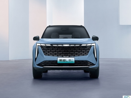 Entdecken Sie das Gas-Elektro-Hybrid-Boyue L-Kompaktauto von Geely mit dunkler Innenfarbe