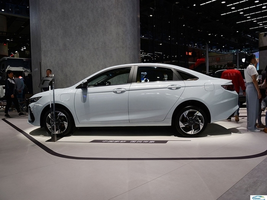 Kompakte Limousine Hybrid Dihao L Auto für Geely und langlebige Passagiergurte Schläuche