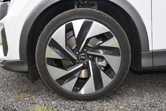SUV City Ride-On Car Q5 E-Tron-50 E-Tron Quattro Scheinende Brokat-Anzug Elektrofahrzeug